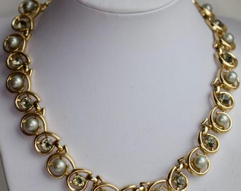 Trifari Vintage Kette, amerikanischer Modeschmuck 70er / 80er Jahre, goldfarben, Strass, gräuliche Perlen