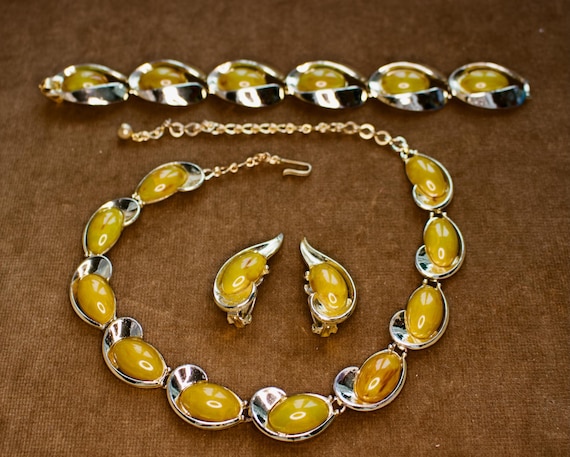Charel Vintage Schmuck-Set: Halskette, Armband, Ohrclips. Hellgoldfarben, olivgrüne Thermoset-Steine, amerikanischenr Modeschuck, 50er Jahre