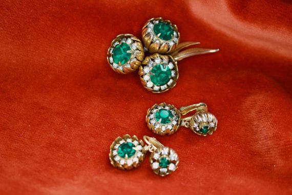 Kramer of New York Schmuck-Set: Brosche und Ohrclips. Vintage, amerikanischer Modeschmuck, 50er Jahre, goldfarben, grüner Swarovski-Strass