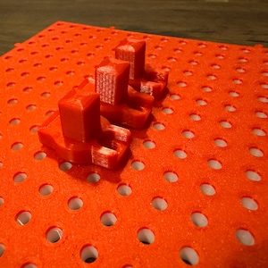 Può includere: Una tazza di ceramica bianca con manico nero e la scritta "But First, Coffee" in stile scritto a mano. La tazza è su una superficie bianca. La tazza è alta circa 10 cm.