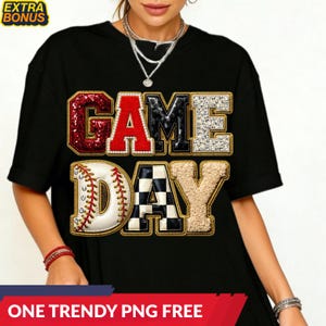 Pode incluir: Camiseta preta com as palavras "GAME DAY" em um design temático de beisebol. A palavra "GAME" está em vermelho, preto e glitter prateado, enquanto "DAY" apresenta uma bola de beisebol e um padrão xadrez. A camisa também tem o texto "ONE TRENDY PNG FREE".