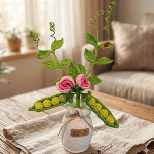 Planta de guisantes de ganchillo, flor hecha a mano con mariquita, acogedora decoración de escritorio