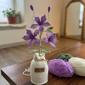 Clematis de ganchillo en maceta, decoración vegetal hecha a mano