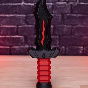 Daga oscura con letras de sangre impresa en 3D, accesorio para cosplay, kit de armas de asesino/pícaro de la Hoja Sombría para LARP, DnD, brujo/nigromante.