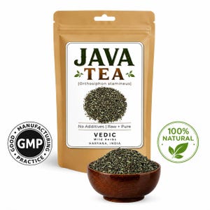 Könnte beinhalten: Ein beigefarbener Beutel Java-Tee mit einem weißen Etikett mit dem Text Java Tea, Orthosiphon stamineus, No Additives, Raw + Pure und Vedic Wild Herbs Haryana, India. Vor dem Beutel steht eine dunkle Holzschale mit getrockneten Teeblättern.