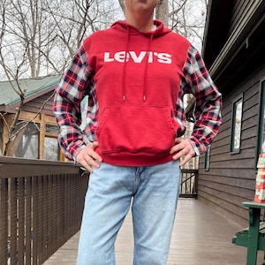 Levi's tröja återanvändes med en flanellskjorta för att skapa ett roligt, oversized plagg.