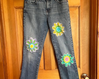 Jean Levi avec incrustations de fleurs pour créer un article recyclé unique.