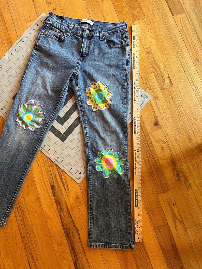Levi-jeans met ingezette bloemen voor een uniek geüpcycled item. afbeelding 3