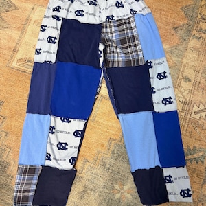 Spodnie NC Tarheels Cropped Patchwork stworzone z wykorzystaniem przypadkowych koszulek, koszul i innych przedmiotów znalezionych w second-handzie.