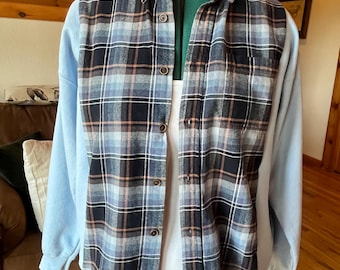 Vest gemaakt van een sweater en een flanellen shirt, hergebruikt en geüpcycled om een uniek item te maken.