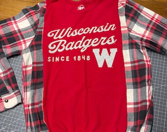 Ein T-Shirt der Wisconsin Badgers wurde aus einem Secondhand-Flanellhemd und einem Hosenbund mit Kordelzug upgecycelt.