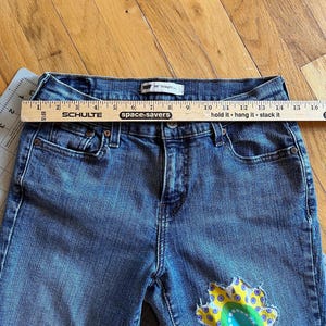 Levi-jeans met ingezette bloemen voor een uniek geüpcycled item. afbeelding 5