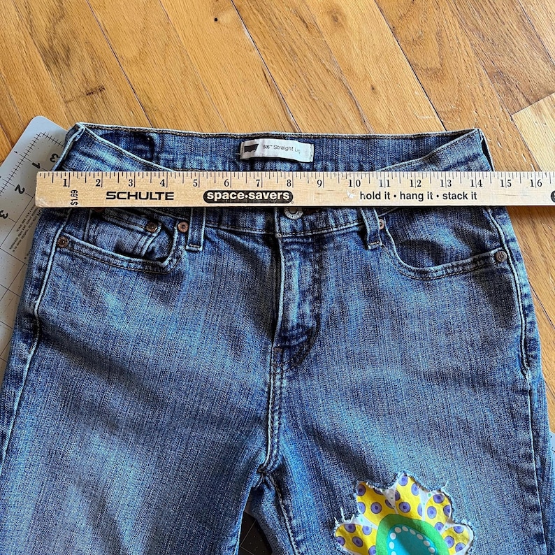 Levi-jeans met ingezette bloemen voor een uniek geüpcycled item. afbeelding 5