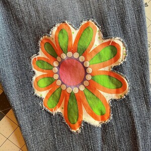 Levi-jeans met ingezette bloemen voor een uniek geüpcycled item. afbeelding 10