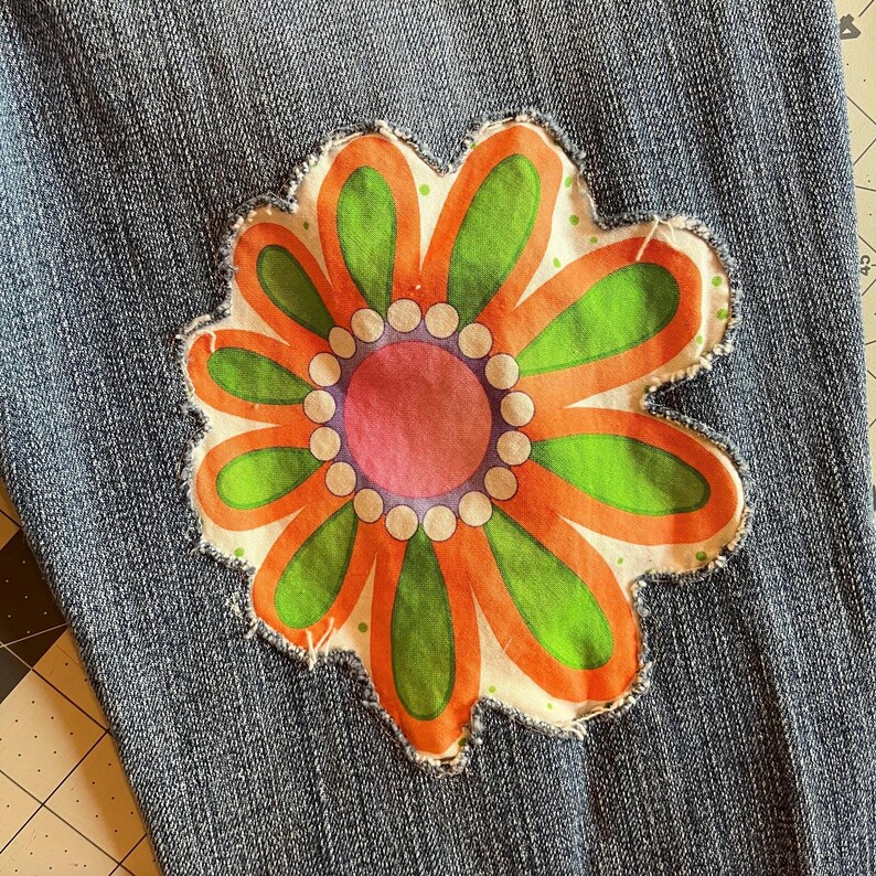 Levi-jeans met ingezette bloemen voor een uniek geüpcycled item. afbeelding 10
