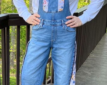 Peto vaquero con inserciones y parches de tela floral.