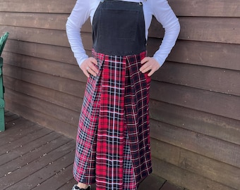 Een overall geüpcycled met een flanellen broek om een unieke vrijetijdsjurk te creëren.