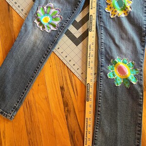 Levi-jeans met ingezette bloemen voor een uniek geüpcycled item. afbeelding 4