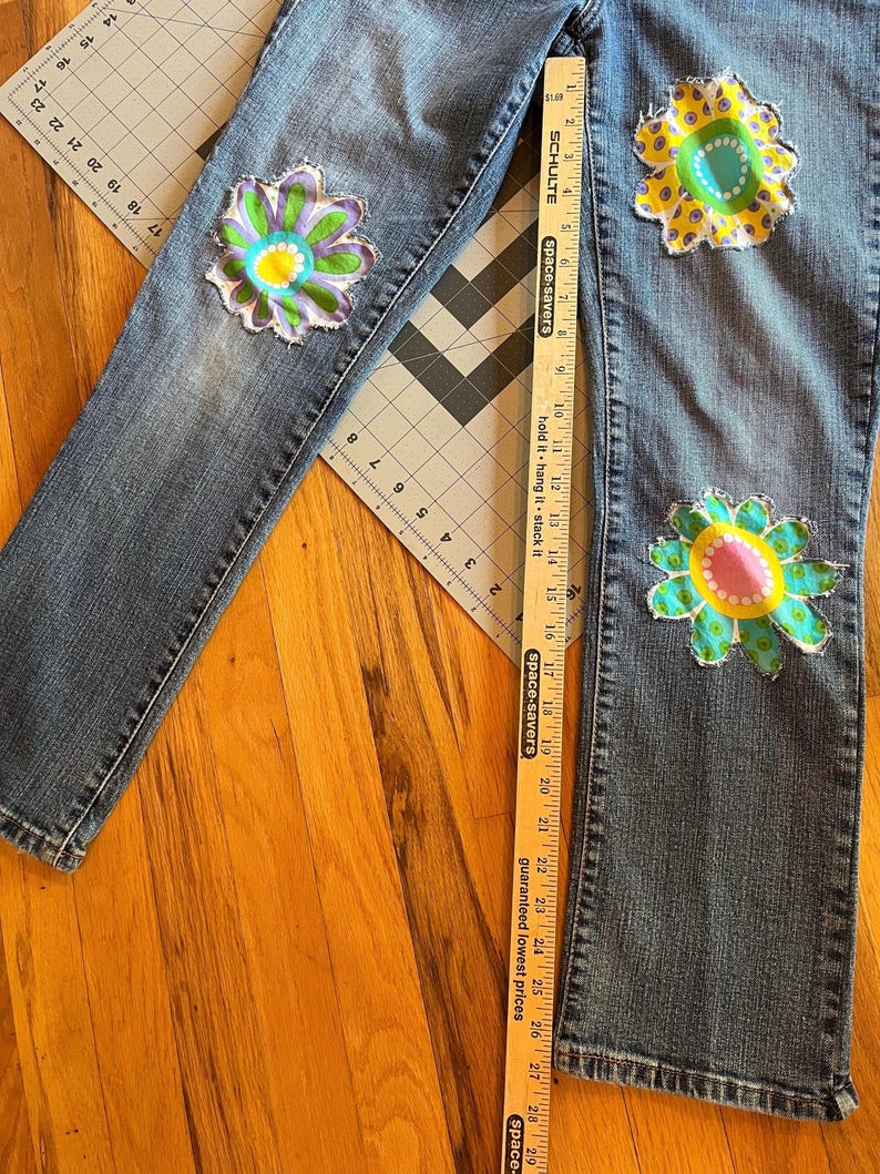 Levi-jeans met ingezette bloemen voor een uniek geüpcycled item. afbeelding 4