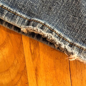 Levi-jeans met ingezette bloemen voor een uniek geüpcycled item. afbeelding 13