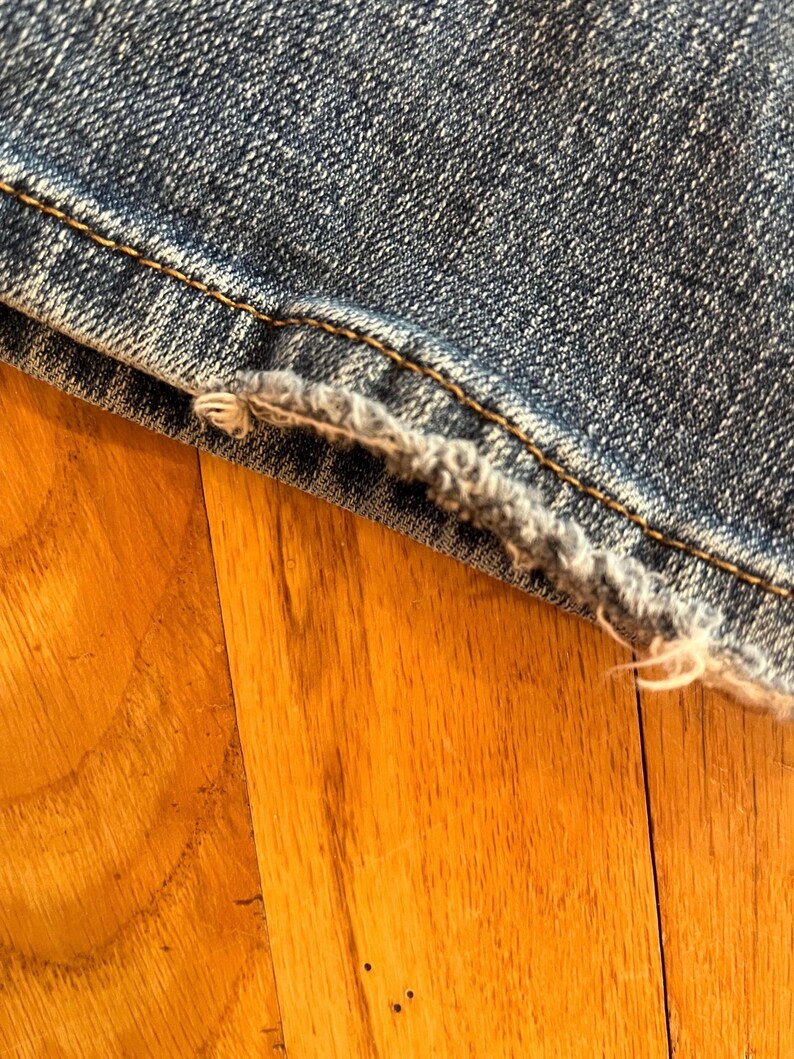 Levi-jeans met ingezette bloemen voor een uniek geüpcycled item. afbeelding 13