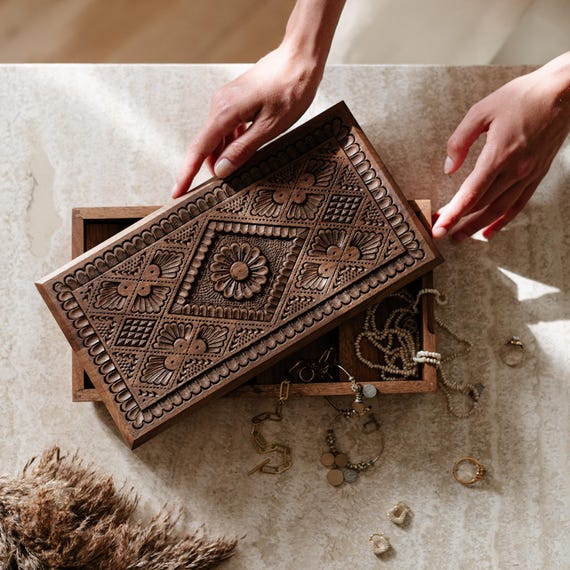 Boîte à bijoux faite main en bois massif de noyer - Artisanat reconnu par UNESCO - Cadeau Saint-Valentin