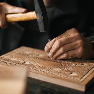 Joyero de madera maciza de nogal tallado a mano - Artesanía reconocida por la UNESCO | Dunya - WAGA imagen 6