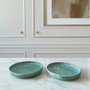 Geborreld groen ambachtelijk bord met celadon - 20 cm