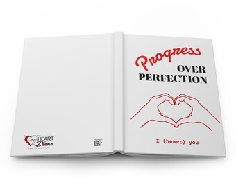 Fortschritt über Perfektion Notizbuch | Herz Hände Illustration