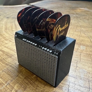 El soporte para púas de guitarra con forma de amplificador de guitarra Amped-Up