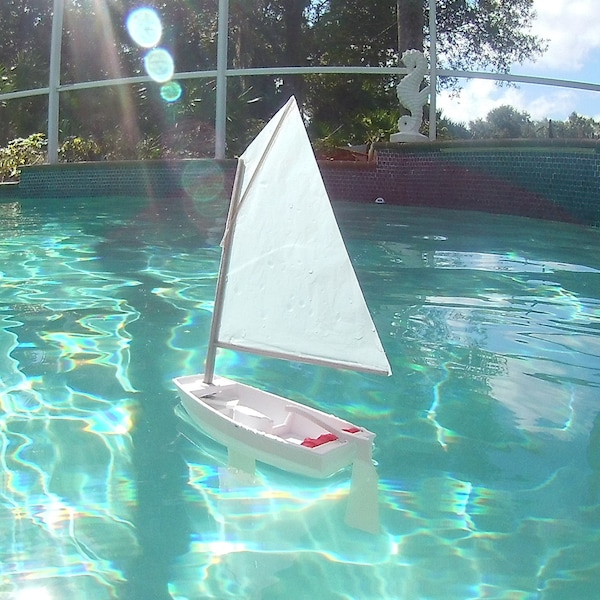 Miniatura Optimist Sailing Dinghy