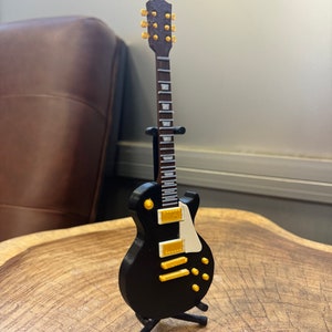 Klassieke zwarte pen voor elektrische gitaar uit de jaren 60 met standaard - rock-'n-roll