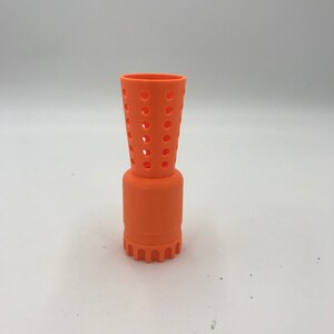 以下が含まれることがあります： オレンジ色のプラスチック製の3Dプリントオブジェクト。円筒形のベースと、穴の開いた円錐形のトップを持っています。このオブジェクトは、3Dプリントオブジェクトのディフューザーとして使用するために設計されています。