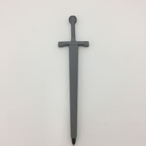K&ouml;nnte beinhalten: Ein grauer Metallstift in Schwertform mit einem dekorativen Knauf. Der Stift ist etwa 15 cm lang.
