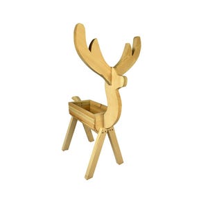 Puede incluir: Un jardinera de reno de madera con una caja rectangular para plantar y patas anguladas. El reno tiene grandes astas y un cuello largo. La jardinera está hecha de madera de color claro.