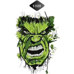 Può includere: Una toppa ricamata raffigurante un volto verde stilizzato e aggressivo con contorni neri, occhi intensi e denti scoperti. Sopra il volto, un'icona nera a forma di rombo contiene il testo bianco 5 SIZES. Il design utilizza varie tonalità di verde.