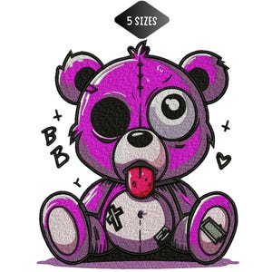 Puede incluir: Ilustración de un oso de peluche morado con un diseño cosido, un ojo abierto y otro cerrado, y una lengua roja que sobresale. El oso tiene un parche en la pierna y el texto "5 SIZES" en forma de diamante negro.