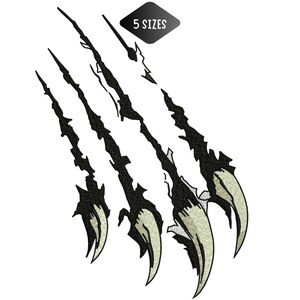 Pode incluir: Um design de bordado com quatro marcas de garras diagonais com bordas pretas irregulares e pontas curvas bege claro. Um pequeno ícone de diamante escuro no topo contém o texto branco 5 SIZES, indicando as opções disponíveis para este gráfico.