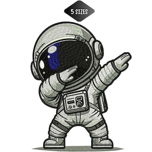 Puede incluir: Un astronauta de dibujos animados con un traje espacial plateado está haciendo un dab, con un brazo doblado y el otro extendido. El casco del astronauta tiene una visera oscura con un reflejo azul. La imagen incluye el texto "5 SIZES" en un diamante negro.