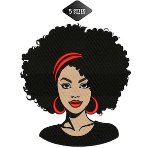 Può includere: Design ricamato di una donna con capelli neri ricci, fascia rossa e orecchini a cerchio rossi. La donna ha un incarnato abbronzato, labbra rosse e indossa un top nero. Un rombo nero sopra la testa della donna recita "5 TAGLIE".