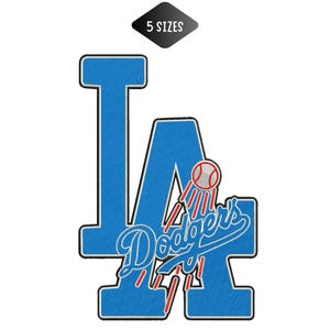 Op de afbeelding: Een geborduurde patch met het blauw-witte LA Dodgers-logo, een honkbalafbeelding en bewegingslijnen. Het ontwerp bevat de tekst Dodgers in een cursief lettertype en een zwarte ruitvorm bovenaan met de tekst 5 SIZES.