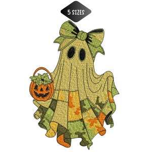 Può includere: Un disegno di fantasma ricamato con un grande fiocco verde sulla testa e un piccolo secchiello a forma di zucca arancione in mano. Il fantasma è composto da motivi in tessuto patchwork nei toni del verde oliva, giallo e arancione. Il testo recita 5 SIZES.
