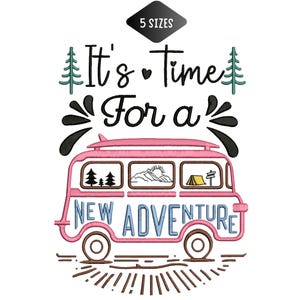 Può includere: Furgone camper rosa con la scritta "It's Time For a New Adventure" in un carattere stravagante. Il furgone ha ruote marroni e una tavola da surf sopra. Le finestre mostrano immagini di alberi, montagne e una tenda. Il design include un diamante nero con "5 SIZES".