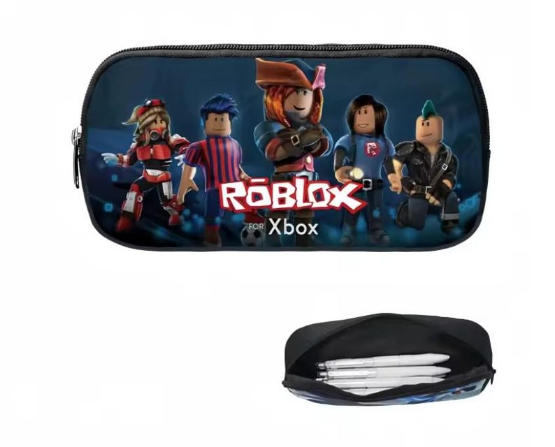 Puede incluir: Estuche negro con un gr&aacute;fico colorido de personajes de Roblox. El texto "ROBLOX for Xbox" est&aacute; en la parte delantera. El estuche tiene cremallera e incluye una imagen m&aacute;s peque&ntilde;a del estuche abierto con bol&iacute;grafos.