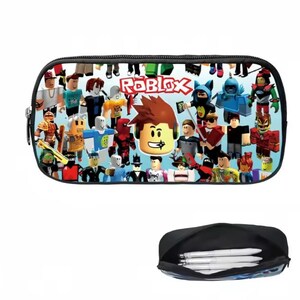 Puede incluir: Un estuche negro con un dise&ntilde;o colorido que presenta varios personajes de Roblox y el logotipo de Roblox. El estuche tiene un cierre de cremallera y un interior negro. La parte inferior de la imagen muestra el estuche abierto con bol&iacute;grafos.
