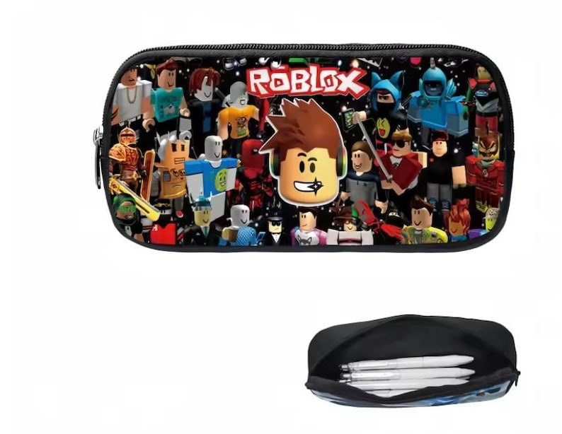 Puede incluir: Estuche negro con un dise&ntilde;o colorido con personajes de Roblox y el logotipo de Roblox. El estuche rectangular con cremallera tiene una cremallera negra. La parte inferior de la imagen muestra el interior del estuche con bol&iacute;grafos.