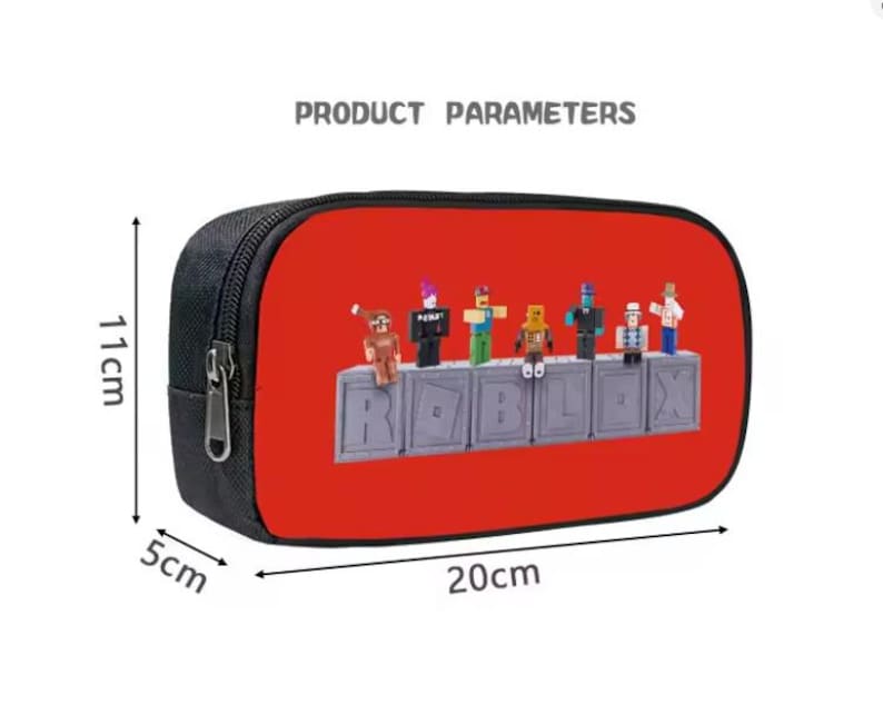 Puede incluir: Estuche negro con un dise&ntilde;o rojo que presenta varias figuras peque&ntilde;as y la palabra "ROBLOX". El estuche mide 20 cm de largo, 11 cm de alto y 5 cm de ancho.