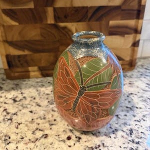 Jarrón vintage de cerámica nicaragüense firmado por Helder Jiménez con motivo de mariposa grabado a mano.