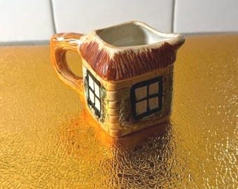 Lattiera vintage in stile cottage ware / Piccola brocca in ceramica a forma di casetta con tetto di paglia / Prodotta in Giappone / Decorazione country britannica (Regno Unito)