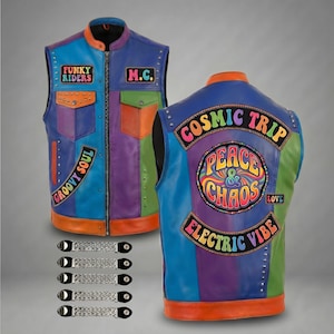 Puede incluir: Un chaleco de cuero multicolor con cremallera y varios parches. El chaleco presenta las frases "FUNKY RIDERS", "GROOVY SOUL", "COSMIC TRIP", "PEACE & CHAOS" y "ELECTRIC VIBE". El chaleco tiene paneles azules, morados, naranjas y verdes.